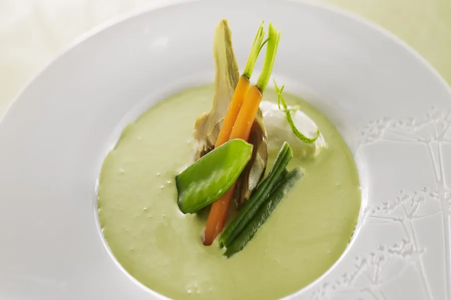 Crème froide de petits pois à l'estragon, jeunes légumes et mascarpone au citron vert