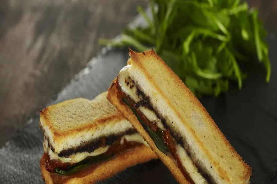 Croque 'bikini' tartufata, pata negra, basilic, mozzarella