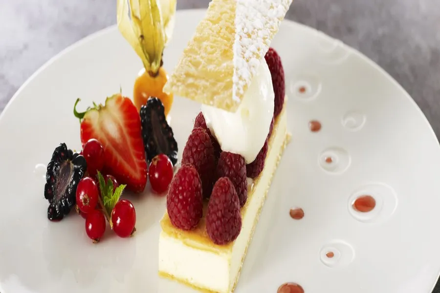 Croustillant de crème brûlée aux framboises, sorbet citron basilic