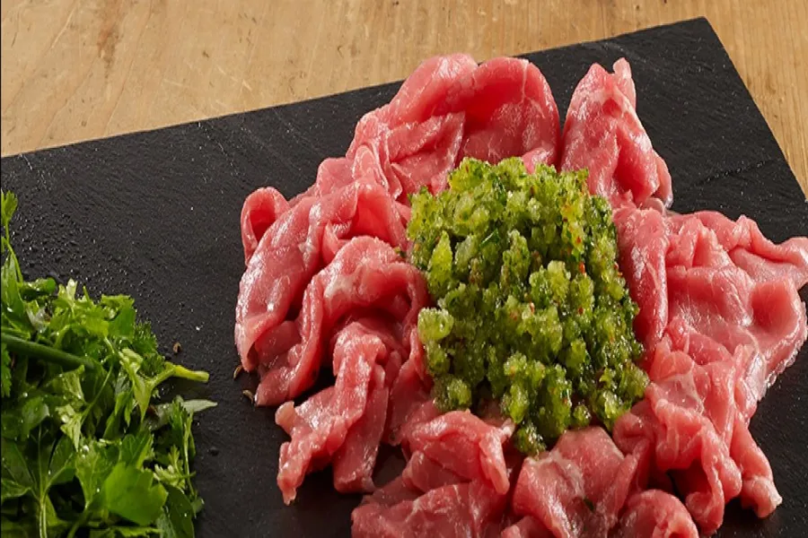 Emincé de filet de bœuf en carpaccio, eau de concombre, « moite-moite » épicée et pailletée de glace aux herbes maraîchères