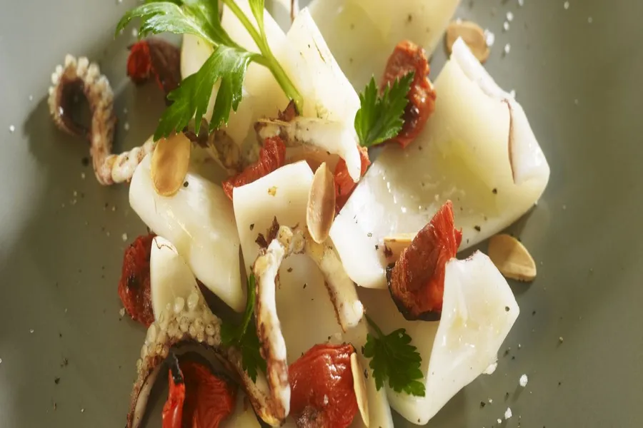 Encornets à la plancha, aux tomates, feuilles de céleri et persil frits