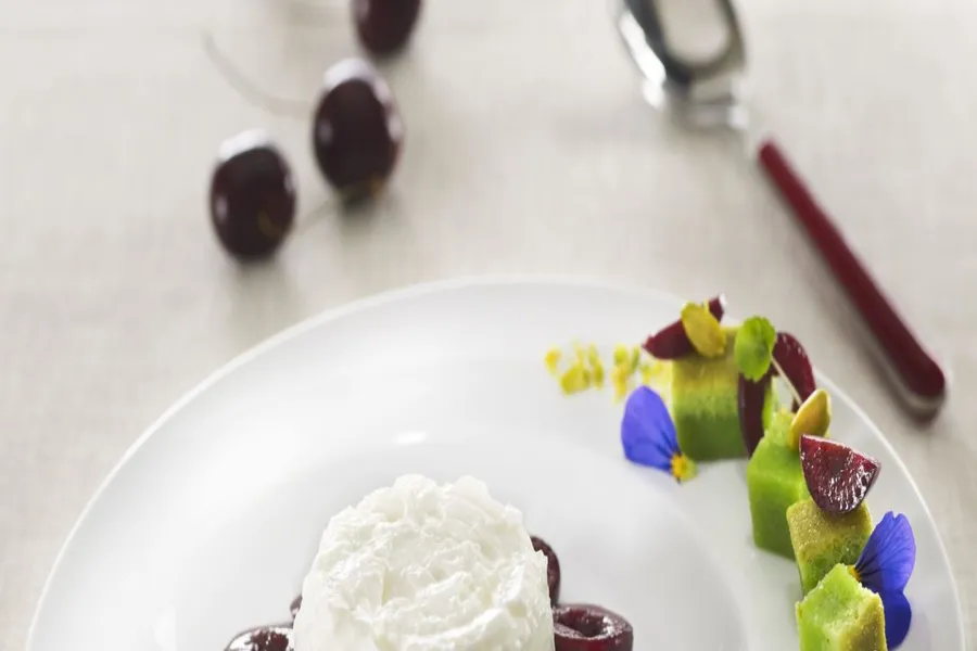 Faisselle rians, poêlée de cerises noires, croûtons à la pistache