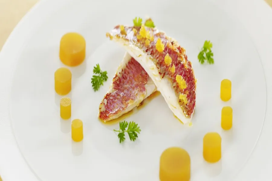 Filet de rouget barbet mariné au citron, gel safrané