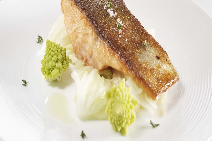 Filet de truite du « moulin de caoulet » jus d'oignons doux, bok choy et chou romanesco