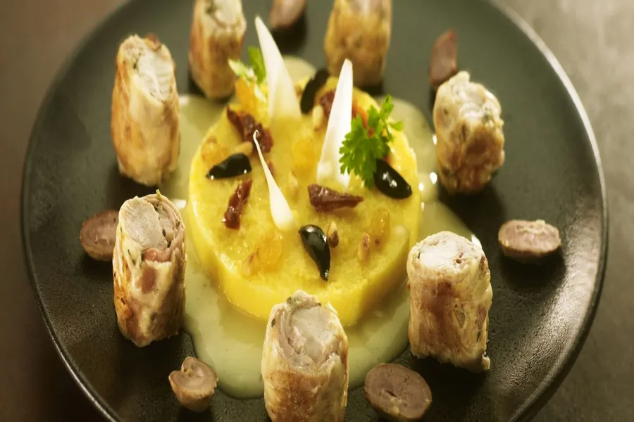 Petits filets de lapin rôtis aux fruits secs et condiments, polenta crémeuse, jus au serpolet