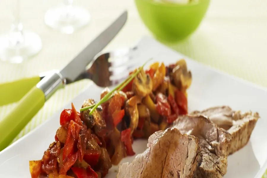 Filets mignon de veau et tagliatelles aux poivrons et champignons