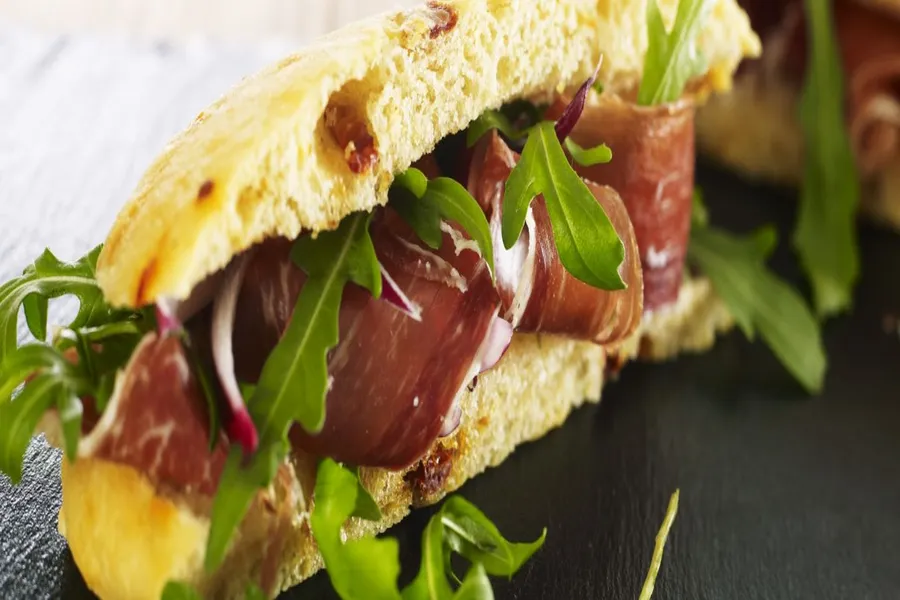 Focaccia aux tomates confites, roquette et jambon ibérique