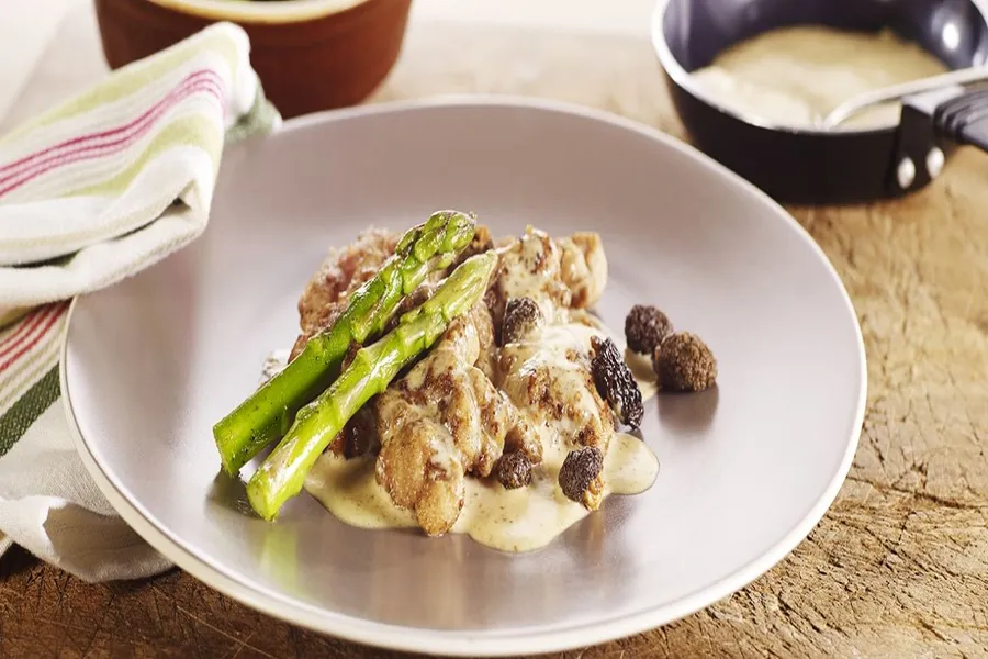 Fricassée de ris de veau aux asperges vertes et aux morilles