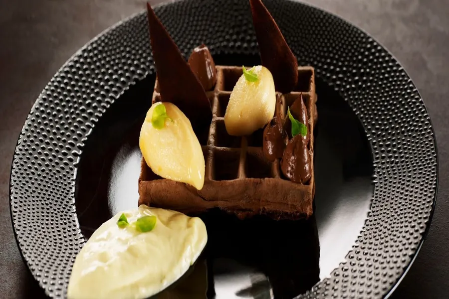 Gaufre chocolat, crème à la vanille, sorbet orange
