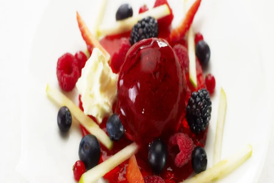 Gelée de thé fruit rouge, sorbet fraise, espuma mascarpone et coulis de fruits rouges aux épices