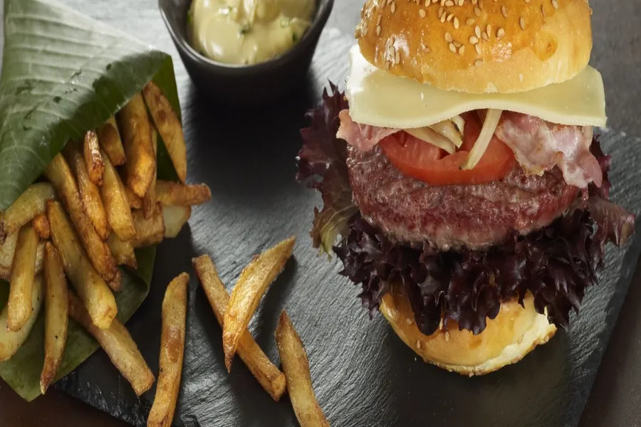 Hamburger de bœuf teriyaki oignons frits, coriandre, lard crispy