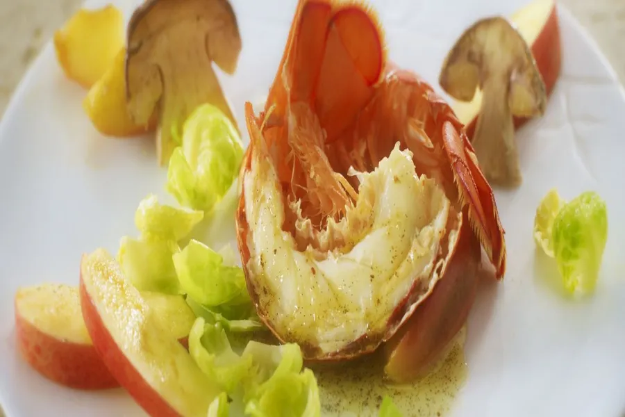 Homard breton rôti au beurre vanillé, pommes fondantes caramélisées, fins copeaux de cèpes