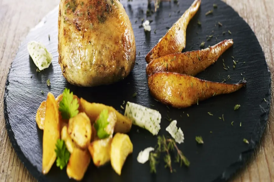 Jambonnette de volaille au beurre d'herbes fraiches / confit d'amandine et conférence