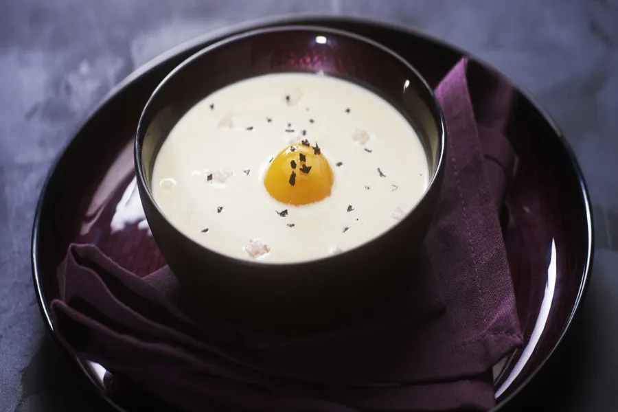 Jaune d'œuf, parmesan, colonnata, râpée de truffe fraîche