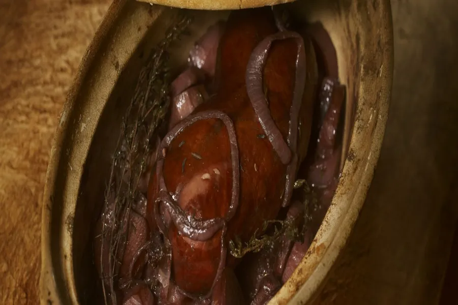 Jésus de morteau, pommes de terre et poulsard en terrine lutée