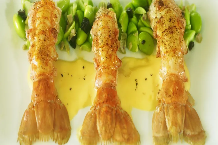 Langoustine royale poêlées à l'huile d'olive avec des fèves du japon relevées au wasabi et sauce porto blanc
