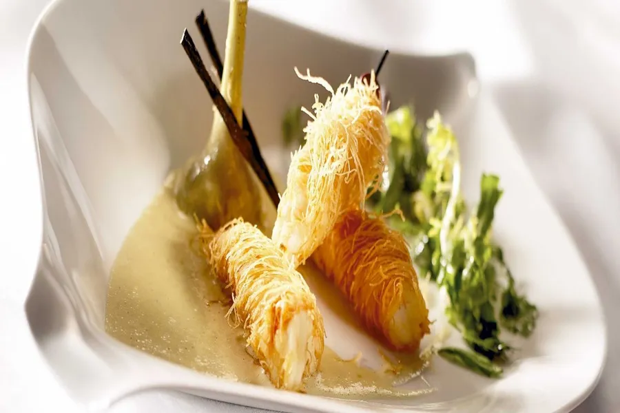 Langoustines en cheveux d'ange, beurre blanc à la vanille de madagascar et salade d'herbes fraîches