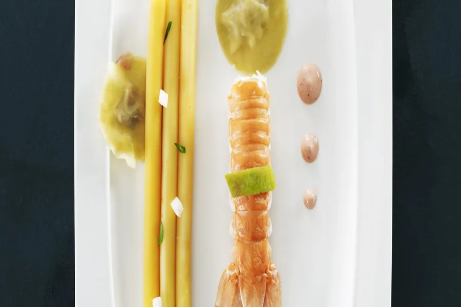 Langoustines n°4 en écrin de safran des corbières et zestes de citron, gros macaroni zita farci à la courge noix de beurre, raviole de pinces au chorizo, jus de la presse au vieux banyuls