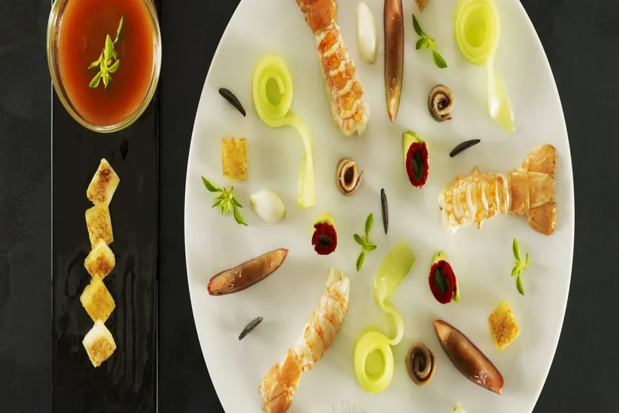 Langoustines poêlées, gaspacho glacé, anchois, croûtons, olives, croquant de concombre