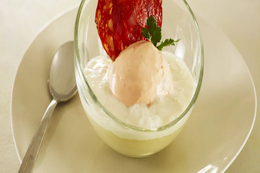Le globe d'espuma artichaut, dés de chorizo et chips