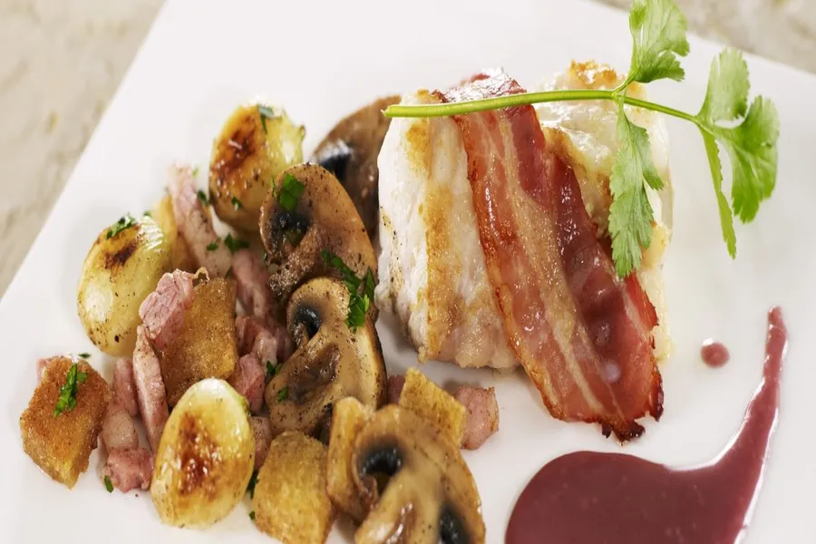 Lotte au vin rouge façon bourguignonne, chips de pancetta