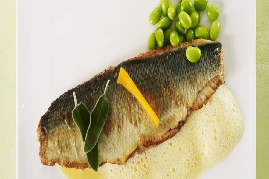 Loup de ligne rôti, infusion à la sauge et chips d'orange