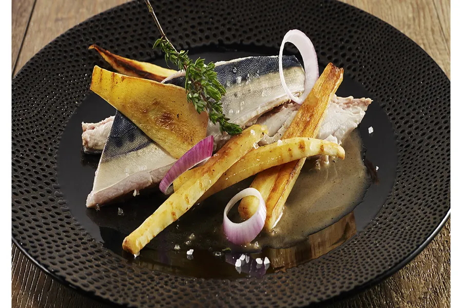 Maquereaux de pêche à la ligne marinés, huile d'olive, vinaigre, panais rôtis
