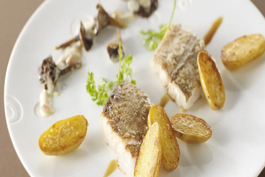 Merlu du petit bâteau rôti, morilles, pommes de terre grenaille