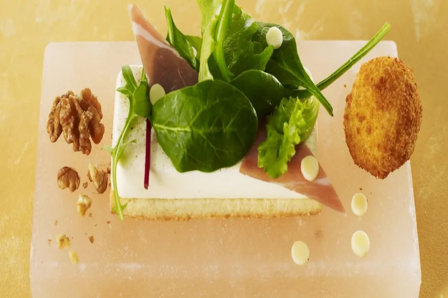 Mesclun et chips de jambon cru sur un sablé à l'emmental et quelques cromesquis