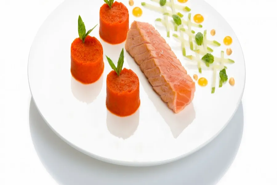 Mi-cuit de saumon, purée fine de carottes primeurs, à la moutarde basilic et pointe de fenouil maille