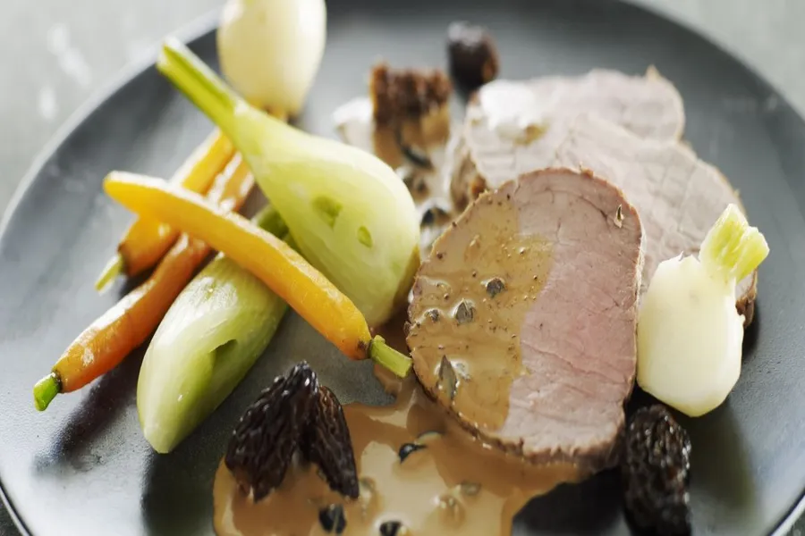 Mignon de veau rôti doucement, artichaut, mini légumes & sauce morilles