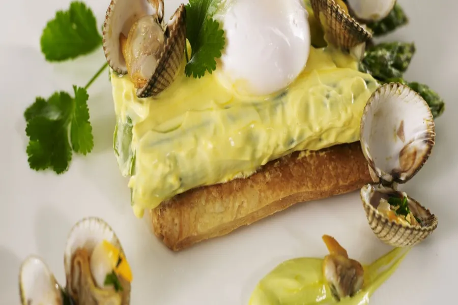 Millefeuille d'asperges vertes et œuf poché aux coques en crème de persil