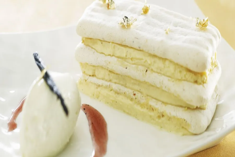 Millefeuille de macaron plat à la crème vanillée, jus de fraise et glace au fromage blanc