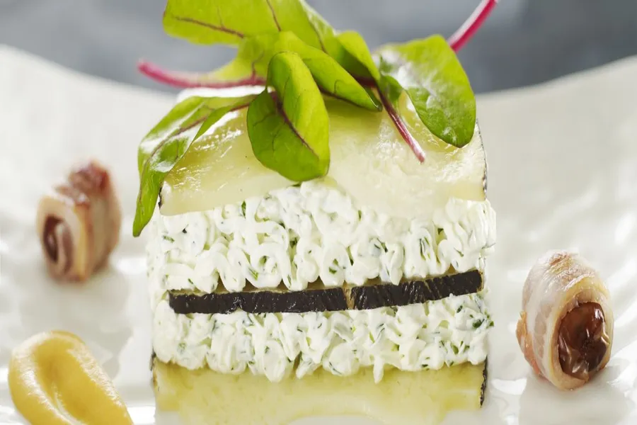 Millefeuille de ricotta épicée et manchego croustillant, coulis de carottes à l'huile d'argan et datte medjoule roulée comme un pruneau