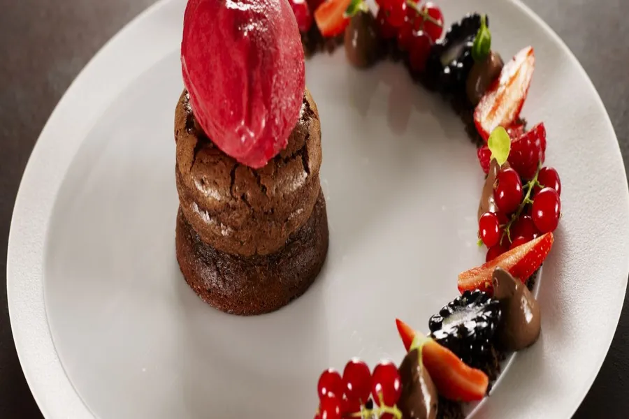 Mœlleux au chocolat, sorbet framboise, crumble chocolat, crème de chocolat et fruits rouges