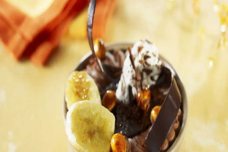 Mousse au chocolat light, cœur de guanaja à la banane flambée, glace banane rhum