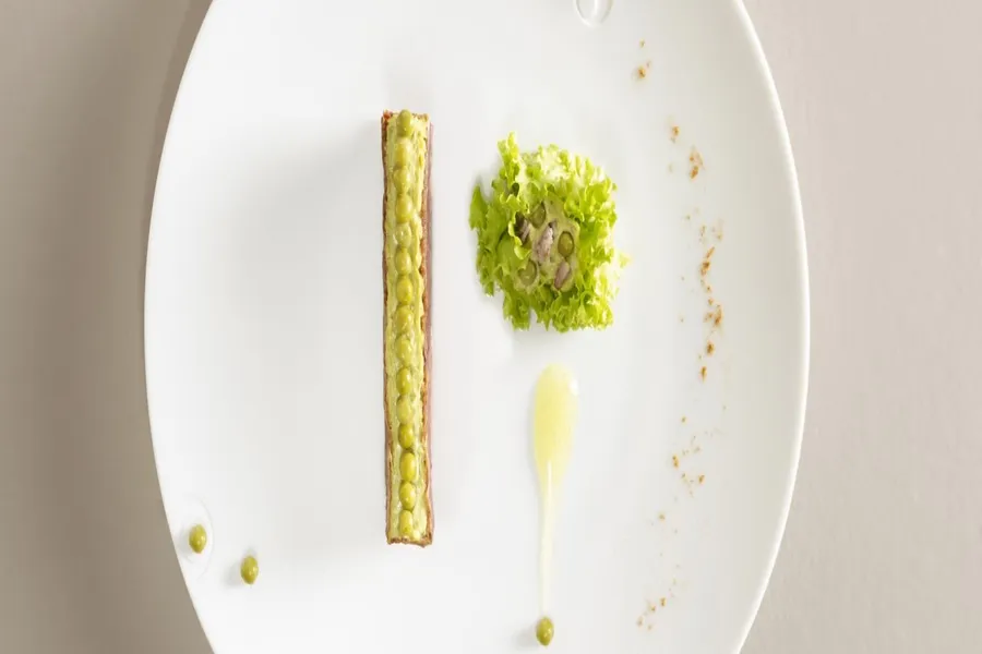 Mousse de petits pois à la française, chips de bacon et son nem de laitue