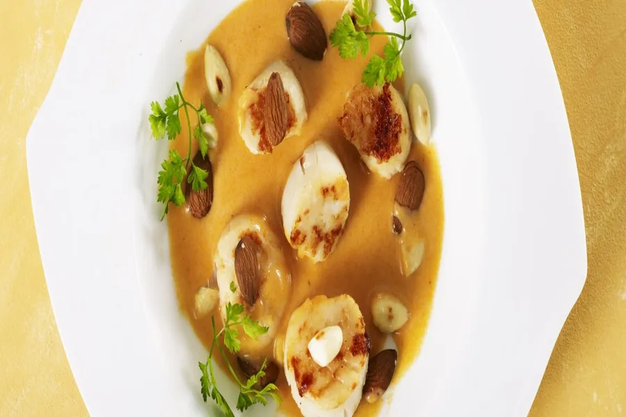 Noix de saint jacques mi-cuites, velouté de potimarron aux éclats d'amandes