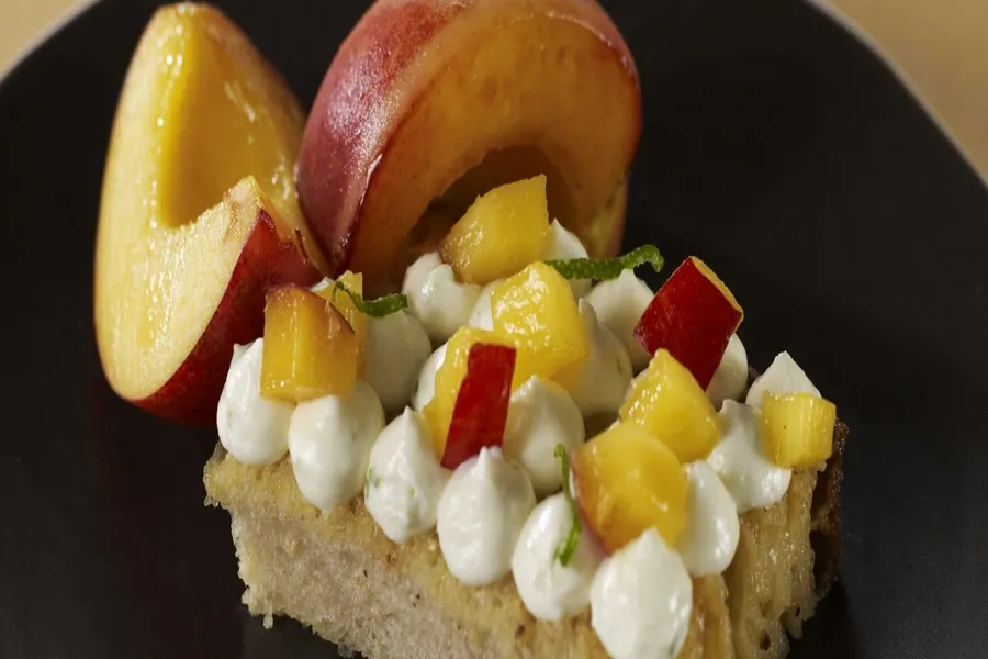 Pain perdu, pêche rôties, crémeux mascarpone citron vert
