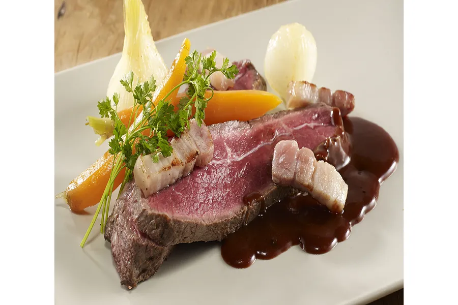 Paleron de jeune bœuf de race de sélection cuisiné façon "bœuf-carottes jeunes rôties au miel de printemps"