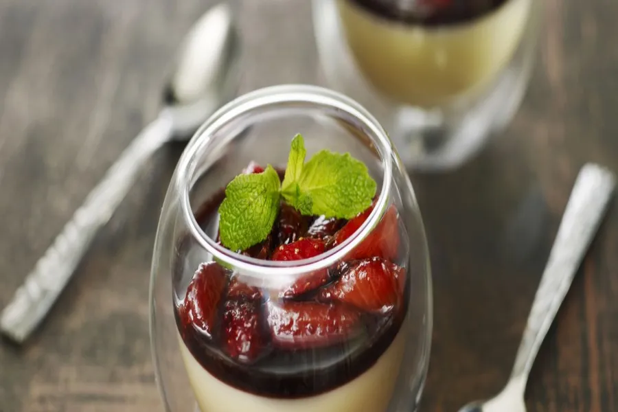 Panna cotta à la vanille, marmelade de fraises au vinaigre balsamique
