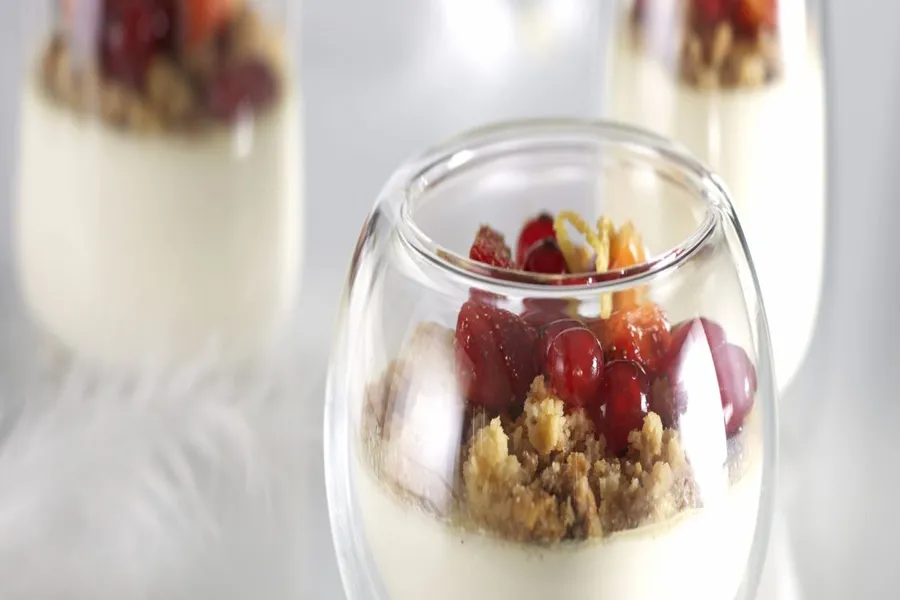 Panna cotta cerise, crumble de cacahuète