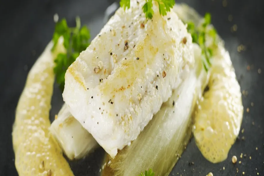 Pavé de merlan poêlé, endives façon charcutière, jus mousseux à l'orange