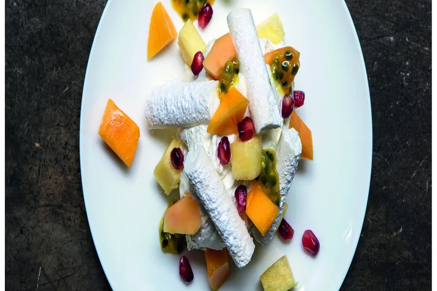 Pavlova aux fruits exotiques
