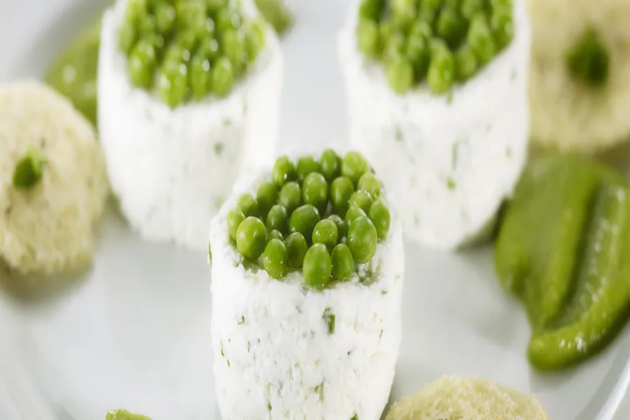 Petits pois rafraichis en soupe glacée, au caillé de brebis, melba et menthe