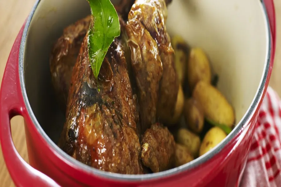 Pintade rôtie et gavée d'herbes sous la peau
