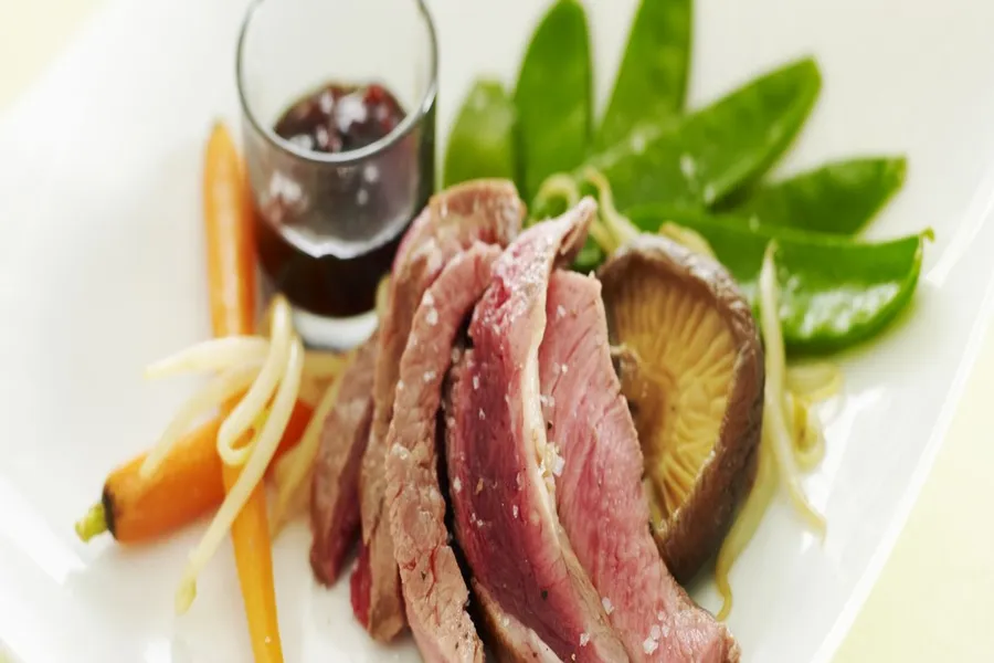Plume de cochon ibérique, wok de légumes avec une sauce pimentée