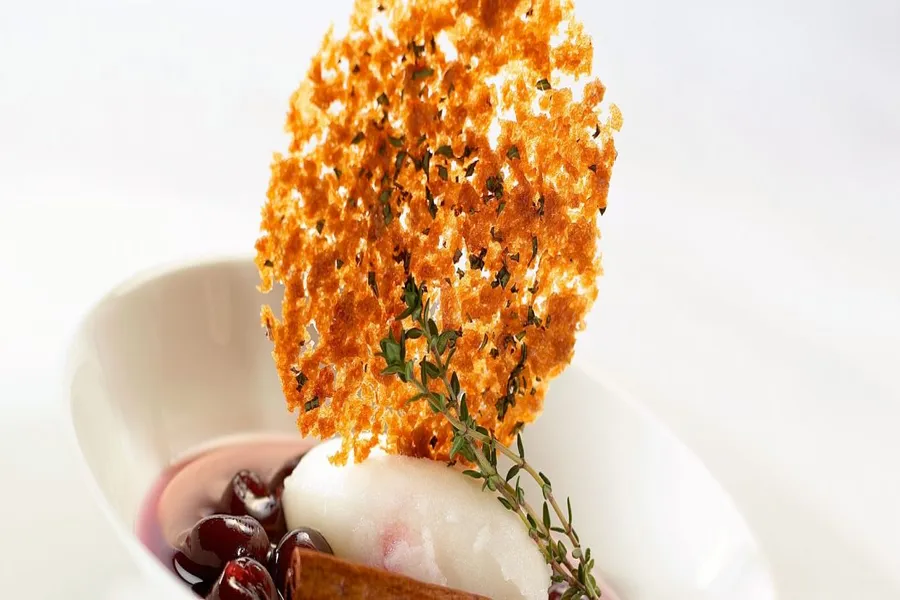 Poêlée de cerises, sorbet et palet croustillant à la fleur de thym