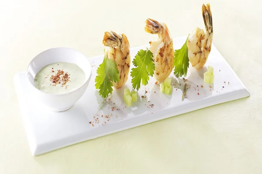 Poêlée de gambas rouges de sicile, soupe de concombre et noix de coco, feuille de combawa