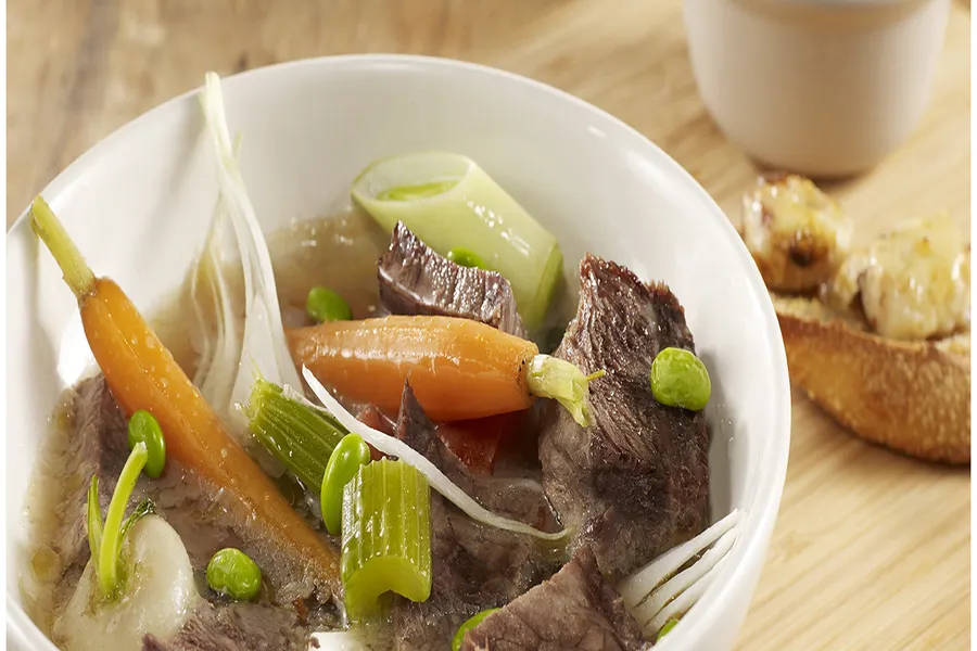 Pot au feu, en fine gelée de printemps, légumes nouveaux au bouillon, tomates en concassée mentholée servie glacée